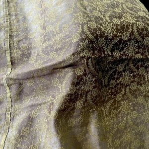 Beautiful Queen size duvet with matching shams.